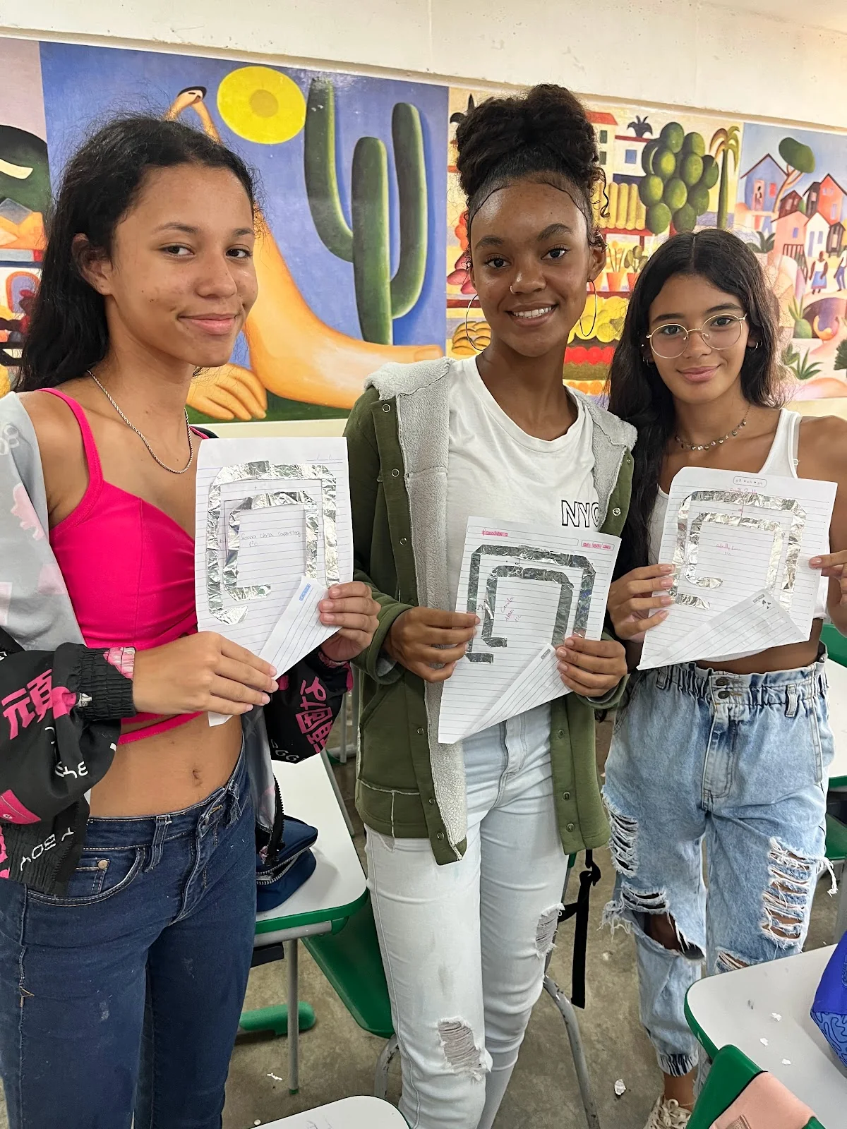 Estudantes apresentam os resultados de uma atividade de pensamento computacional