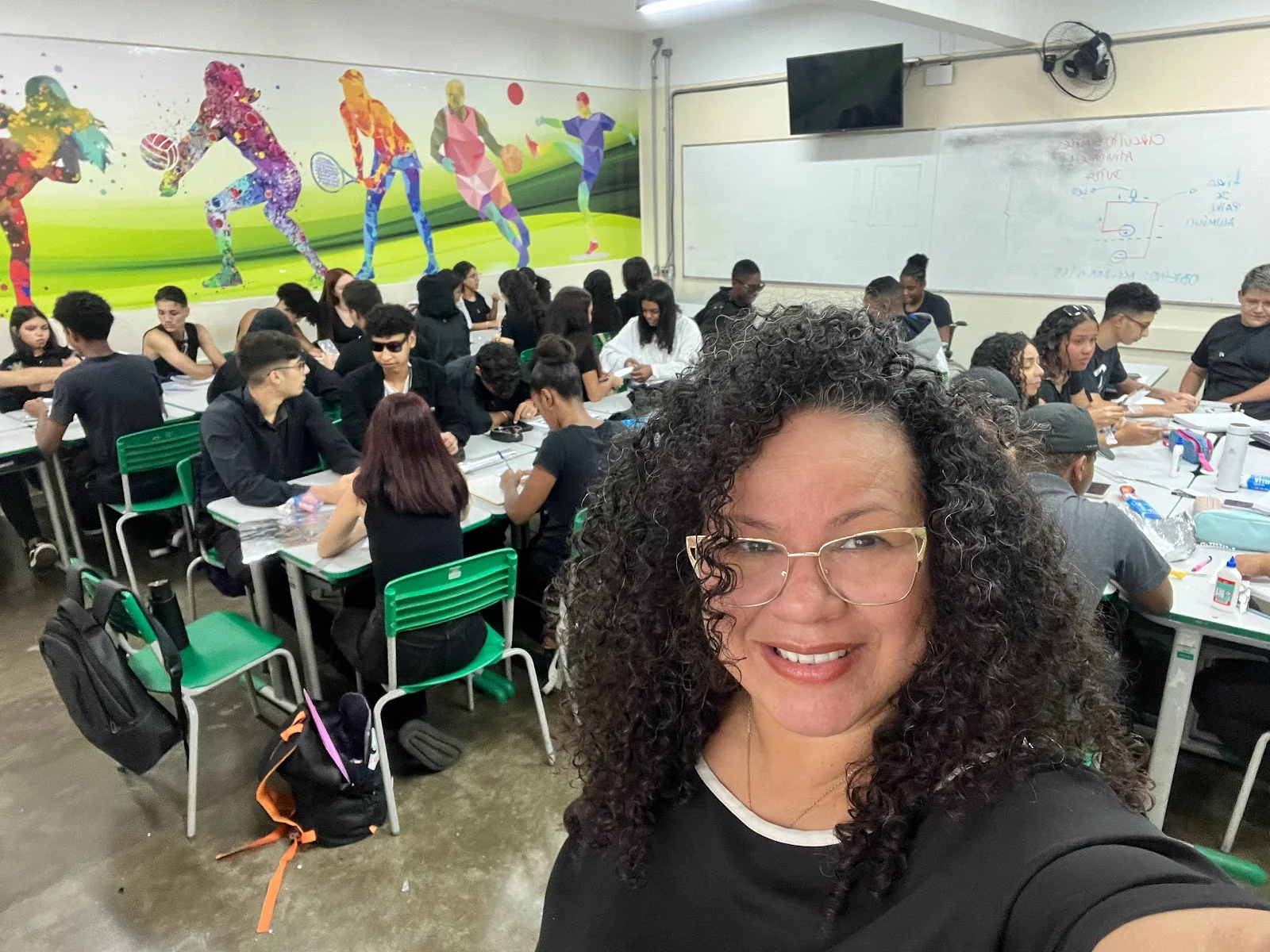 Renata Kelly com uma turma da educação básica em atividade prática