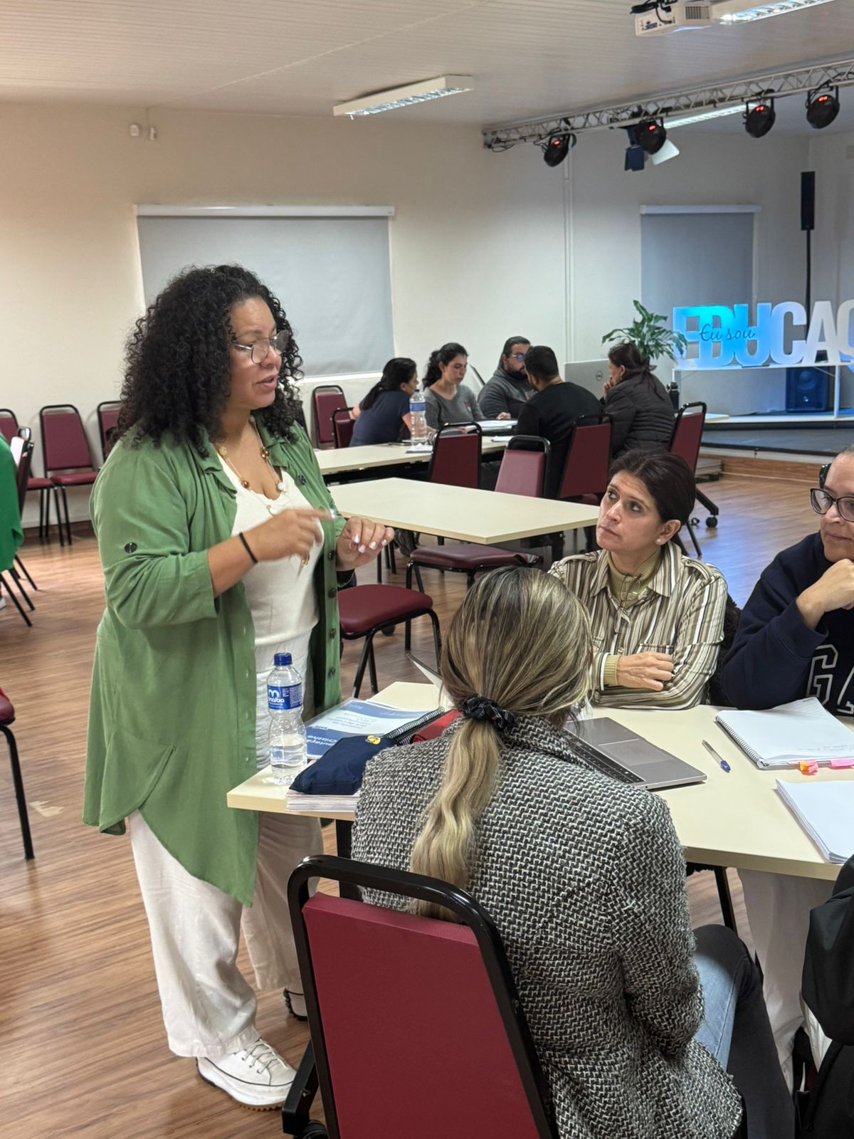 Renata Kelly conduz uma formação com educadores adultos